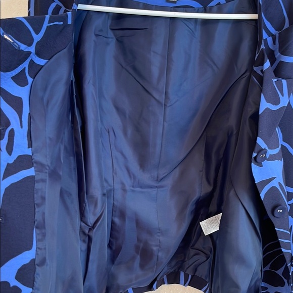 Chadwicks Blue Fitted Graphic Blouse - Picture 7 of 8